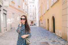 女人说话智能手机城市年轻的有吸引力的旅游在户外意大利城市