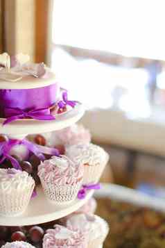 紫罗兰色的装饰甜蜜的蛋糕聚会，派对