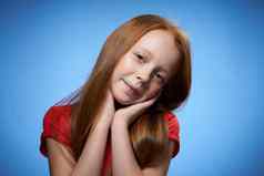 快乐的可爱的红发女孩童年蓝色的背景