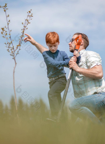 儿子<strong>帮助父亲</strong>植物树