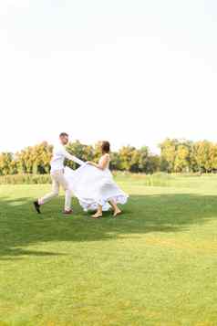 新郎新娘运行跳舞草
