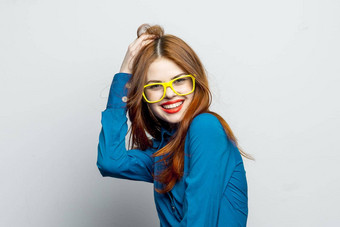 女人蓝色的衬衫黄色的眼镜魅力魅力