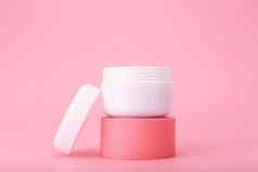 打开化妆品Jar粉红色的基座明亮的粉红色的背景概念奢侈品修复滋养奶油