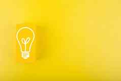 创造力创新的想法概念光灯泡画黄色的矩形黄色的背景复制空间