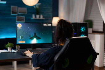 女人键盘玩在线视频游戏