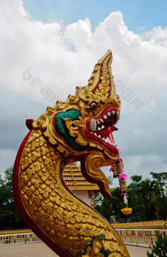 龙雕像泰国寺庙