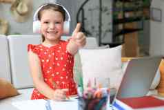 快乐女孩学生研究在线移动PC首页微笑小孩子显示拇指推荐类教训