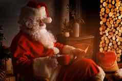 肖像快乐圣诞老人老人坐着房间首页壁炉阅读圣诞节信列表