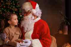 圣诞老人老人孩子首页圣诞节礼物家庭假期概念