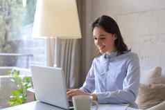 微笑漂亮的女人坐着表格移动PC屏幕快乐企业家阅读消息电子邮件好新闻聊天客户在线