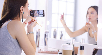 美博主拍摄化妆教程智能手机前面镜子
