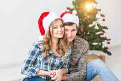 家庭x-mas冬天假期人概念快乐夫妇拥抱圣诞节树首页