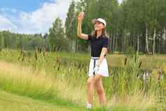 有吸引力的女人高尔夫球球员找到球结束高尔夫球脸发光高兴的是