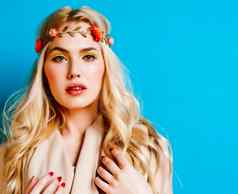 年轻的金发碧眼的女人穿着古老的希腊女神啊美丽的女孩手修剪整齐的红色的指甲蓝色的背景Copyspace