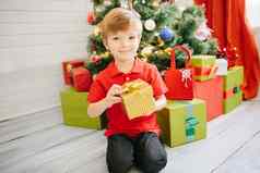 可爱的男孩一年礼物装饰圣诞节房间圣诞节树