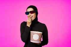 阿拉伯女人眼镜爆米花娱乐电影紫色的背景