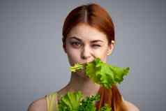 女人生菜叶健康的食物饮食生活方式