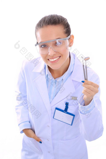 美丽的女牙医医生持有显示牙刷孤立的白色背景牙医医生