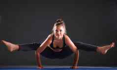 肖像体育运动女孩瑜伽伸展运动锻炼