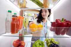 开放冰箱新鲜的水果蔬菜开放冰箱