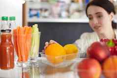 开放冰箱新鲜的水果蔬菜开放冰箱