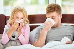 家庭健康年轻的父亲女儿痛苦流感冷流鼻涕的鼻子说谎床上首页病毒疾病