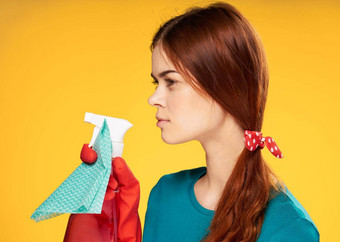 女人橡胶手套洗涤剂清洁<strong>做家务</strong>黄色的背景