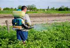 农民雾雾化器喷雾器喷雾杀真菌剂农药土豆灌木保护培养植物昆虫真菌感染有效的作物保护环境影响