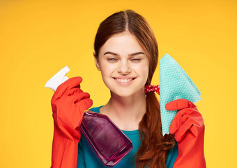 女人橡胶手套洗涤剂清洁<strong>做家务</strong>黄色的背景
