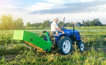 成人高加索人农民司机农场拖拉机驱动器场收获土豆农业工业技术日益增长的食物培养农业综合企业收获运动农场工作