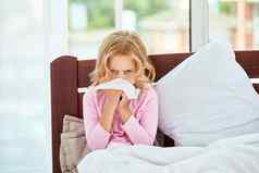 病毒感染女孩流鼻涕的鼻子痛苦冷流感说谎床上首页