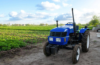 蓝色的拖拉机司机农场场农业机械技术组织农业活动业务规划支持农民<strong>补贴</strong>贷款