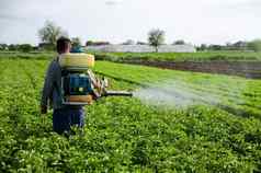 农民喷雾化学物质土豆种植园场增加收获控制化学物质日益增长的食物保护培养植物昆虫真菌感染