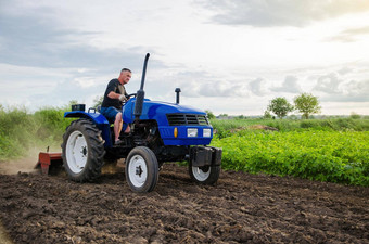 农民拖拉机培养农场场铣土壤破碎放松地面切割行农业农业预备土方工程种植作物土地培养