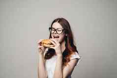 女人汉堡手零食快食物特写镜头