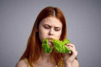 女人生菜叶健康的食物饮食生活方式