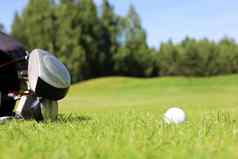 集合高尔夫球设备休息绿色草