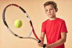 可爱的男孩红色的衬衫玩网球