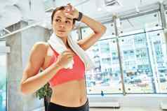 感觉疲惫年轻的美丽的适合女人白色毛巾肩膀休息锻炼健身工作室健身房