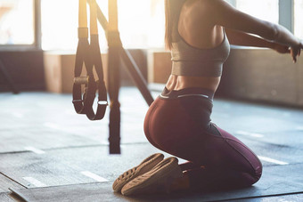 气候变暖锻炼裁剪拍摄运动女人运动服装伸展运动身体跪着地板上健身房
