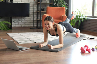 美丽的健身女人板材锻炼看在线教程移动PC培训生活房间健康的生活方式女孩体育首页
