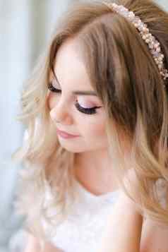 肖像漂亮的新娘化妆黑色的可爱的睫毛王冠
