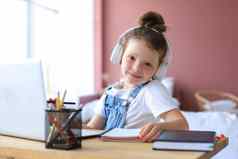 微笑女孩耳机手写研究在线移动PC首页可爱的快乐小孩子耳机互联网网络教训类