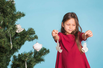 圣诞节童年人概念女孩装修圣诞节树