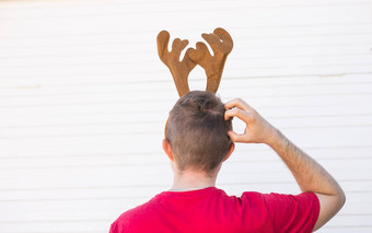 圣诞节假期人概念男人的头鹿角男人。划痕头