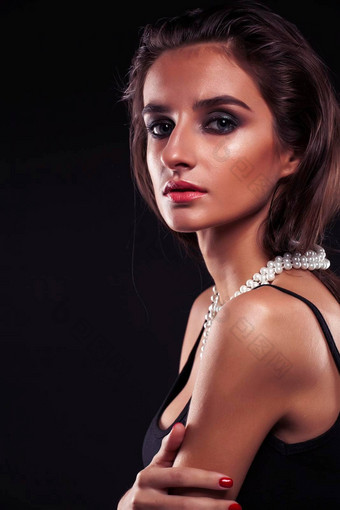 美年轻的森库尔女人珠宝关闭奢侈品肖像丰富的真正的女孩聚会，派对化妆