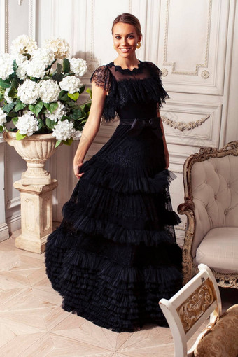 年轻的漂亮的夫人黑色的花边时尚风格衣服摆姿势丰富的室内皇家酒店房间奢侈品生活方式人概念