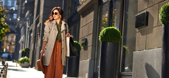 年轻的时尚的女人购物袋走城市街道温暖的秋天一天参观时尚商店商店全景横幅