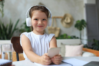 聪明的女孩耳机家庭作业在线类智能手机小孩子耳机研究互联网网络会议教训检疫