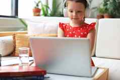 距离学习快乐的女孩移动PC电脑研究在线电子学习系统